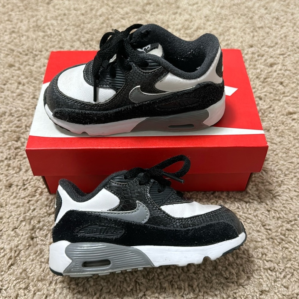 Nike air max 90 sneakers, black🖤 white🤍 gray🩶, baby walker shoes, size 7c